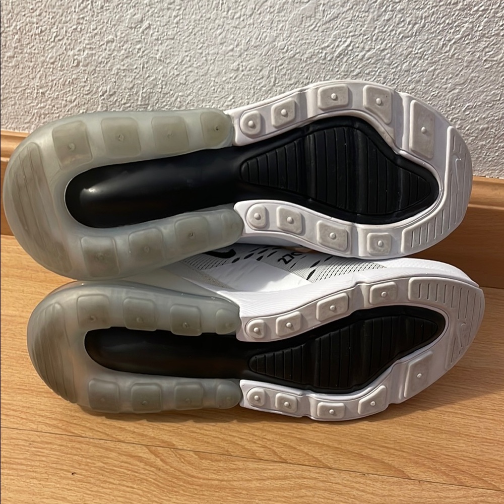 Women’s Nike White Black Sneakers with Air Max 270 Cushioning - Picture 5 of 7